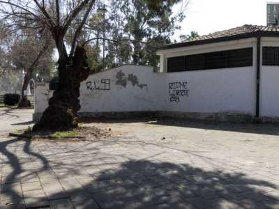 ...e i muri imbrattati di scritte